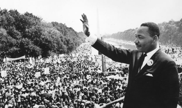 Martin Luther King Jr with crowd at national mall