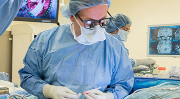 Maciej Lesniak, MD, conducting surgery